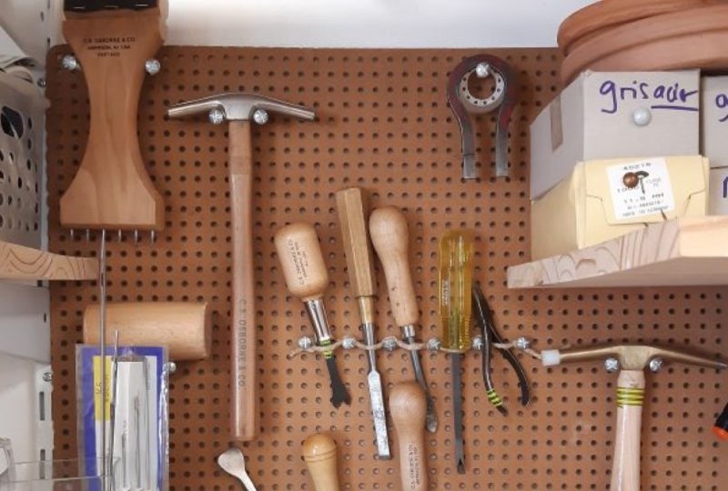 Stage de tapisserie : retapissez un tabouret vintage à Pont-de-Barret - 3