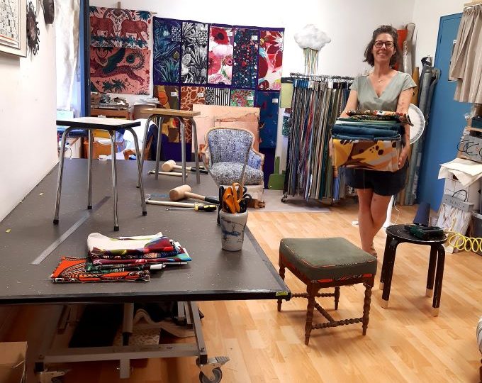 Stage de tapisserie : retapissez un tabouret vintage à Pont-de-Barret - 5