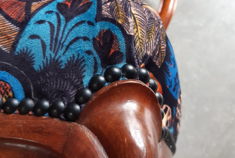 Stage remplacement tissu chaise Louis Philippe à Pont-de-Barret - 7