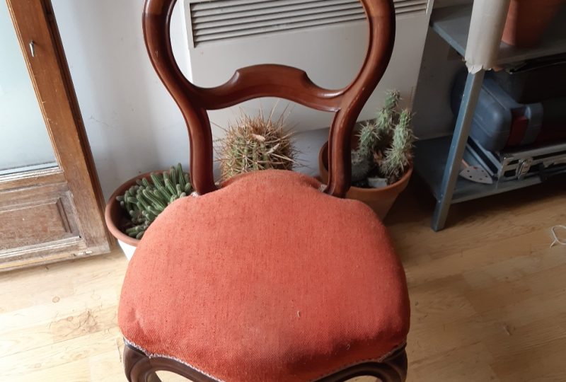 Stage remplacement tissu chaise Louis Philippe à Pont-de-Barret - 10