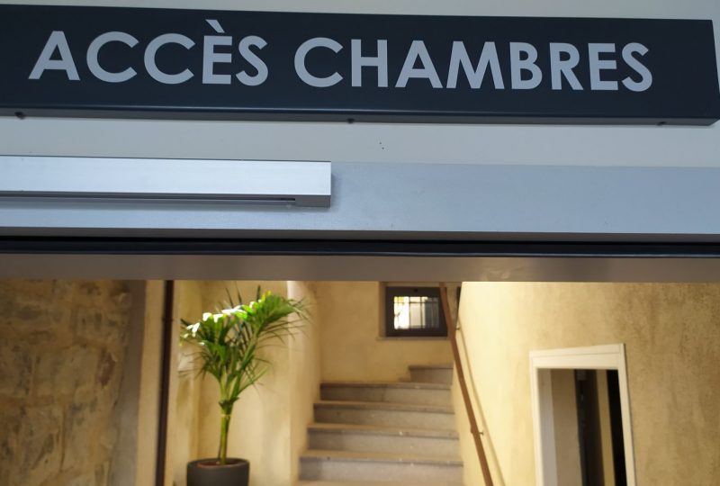 Hôtel-Restaurant Château du Poët Celard à Le Poët-Célard - 9