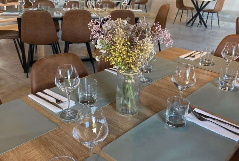 Le Restaurant  du Château à Le Poët-Célard - 1