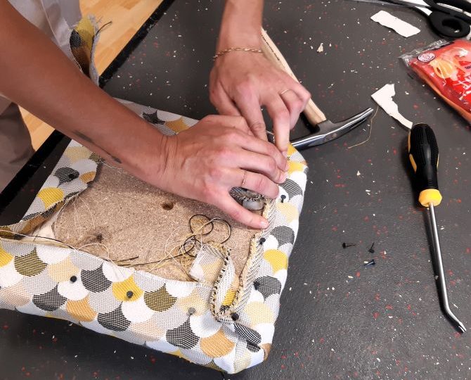 Stage de tapisserie : retapissez un tabouret vintage à Pont-de-Barret - 12