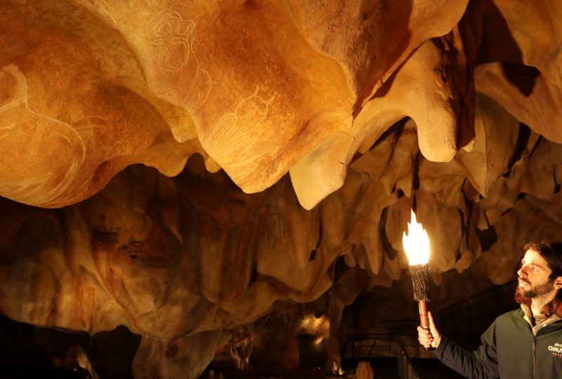 Visite Prestige à la torche à la Grotte Chauvet 2 ! à Vallon-Pont-d'Arc - 4