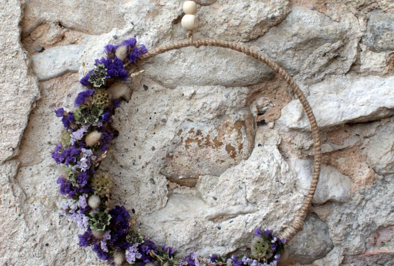 Atelier de fabrication d’une couronne de fleurs séchées à Dieulefit - 1