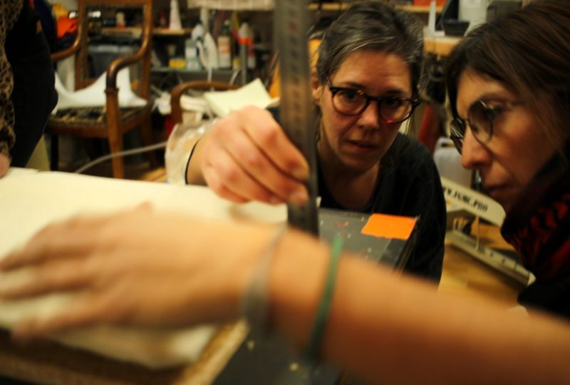 Stage de tapisserie : retapissez un tabouret vintage à Pont-de-Barret - 2
