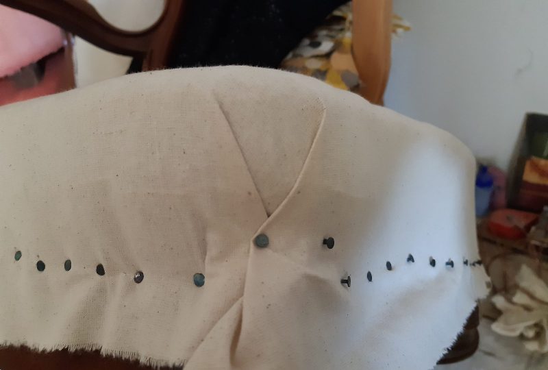 Stage remplacement tissu chaise Louis Philippe à Pont-de-Barret - 4