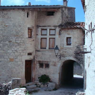 Dans les ruelles de Poët-Laval au pied d une tour - Drome