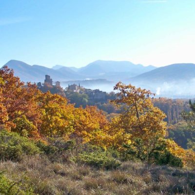 Paysage de Poët-Laval, les montagnes, collines, la nature et le village