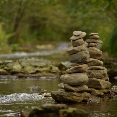 Instant zen, la riviere et le cairn, crédit photo Christophe Ortega