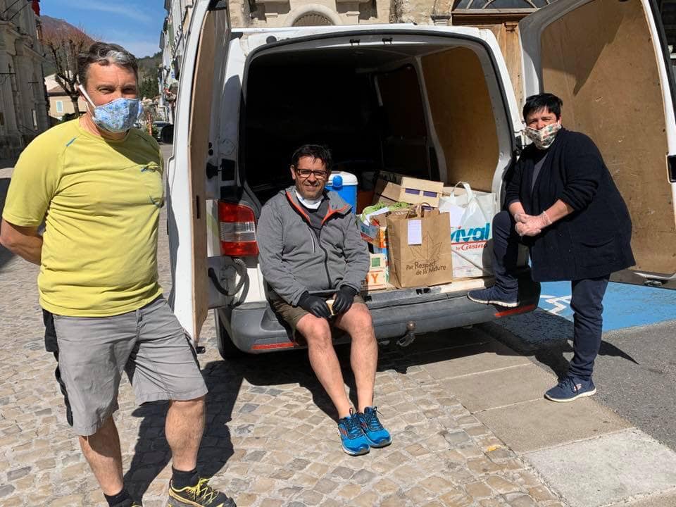 Les commerçants bien protégés livrent les habitants. Photographie © Marie Aubert, l'instant primeur à Dieulefit