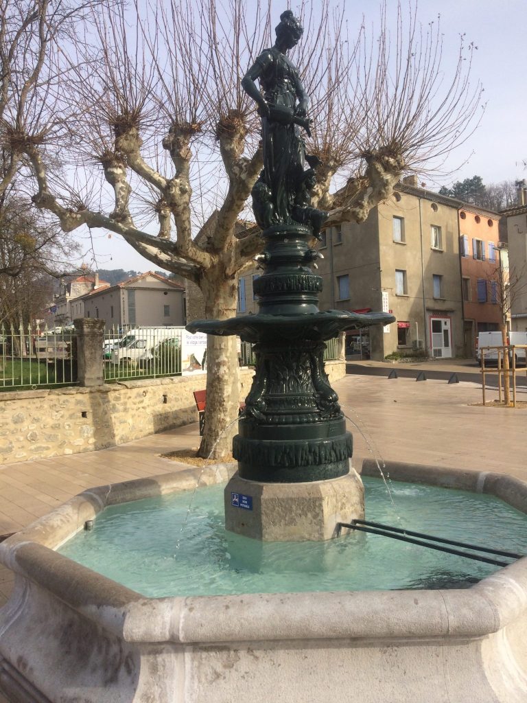Fontaine au centre ville de la Bégude de Mazenc