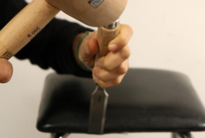 Stage de tapisserie : retapissez un tabouret vintage à Pont-de-Barret - 8