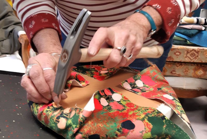 Stage remplacement tissu chaise Louis Philippe à Pont-de-Barret - 1