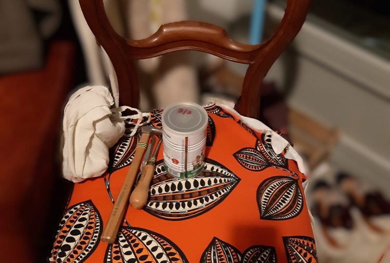 Stage remplacement tissu chaise Louis Philippe à Pont-de-Barret - 5